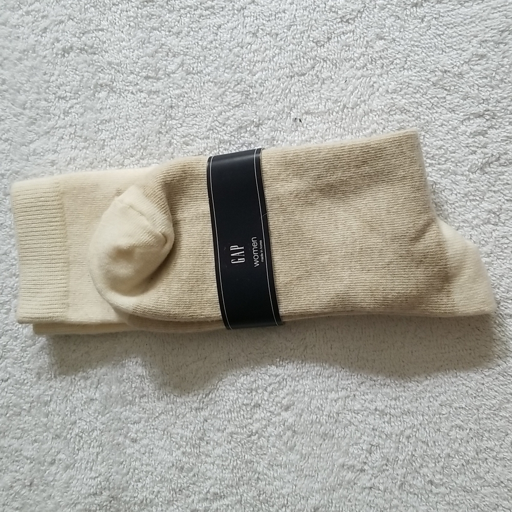 ❣❣  NWT GAP Beige Long Pair of Socks with Snowflake on Ankles